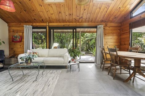 Photo of property in 44 Turanga Road, Henderson Valley, Auckland, 0612