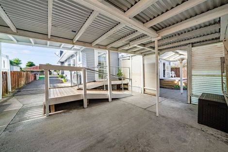 Photo of property in 4 Rixon Place, Te Atatu Peninsula, Auckland, 0610
