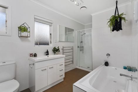 Photo of property in 22 Kervil Avenue, Te Atatu Peninsula, Auckland, 0610