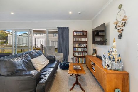Photo of property in 11 Cirrus Close, Newlands, Wellington, 6037