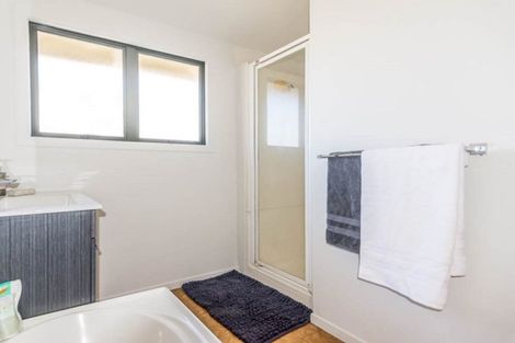 Photo of property in 33a Hutchinson Avenue, New Lynn, Auckland, 0600
