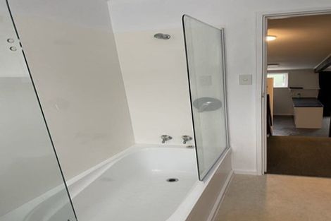 Photo of property in 21f5 Collins Avenue, Tawa, Wellington, 5028