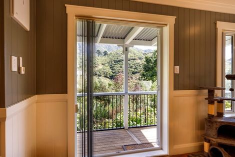 Photo of property in 16 Angle Street, Picton, 7220