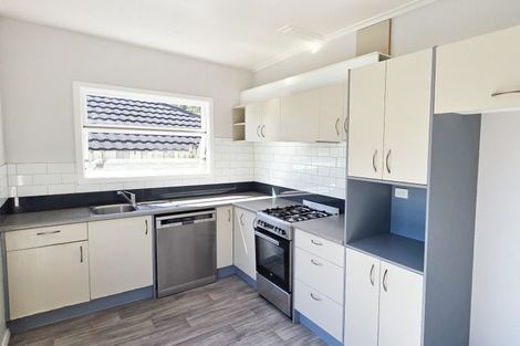 Photo of property in 11 Glanmire Road, Newlands, Wellington, 6037