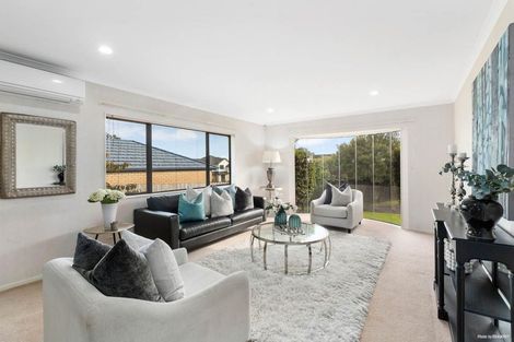 Photo of property in 35 Newbliss Crescent, East Tamaki Heights, Auckland, 2016