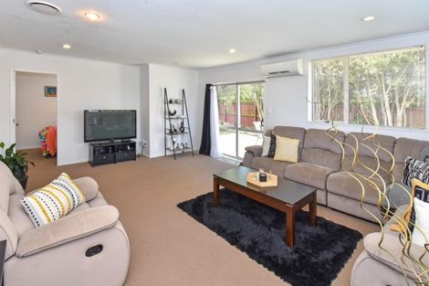 Photo of property in 15 Morewa Place, Takanini, 2112