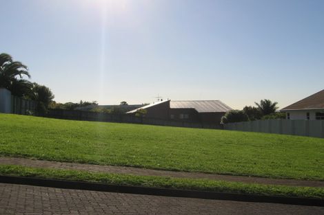 Photo of property in 4 Marguerita Place, West Harbour, Auckland, 0618