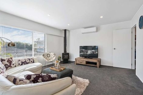 Photo of property in 2/9 Paruru Avenue, Northcote, Auckland, 0627