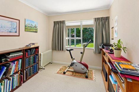 Photo of property in 16 Iti Grove, Waikanae, 5036