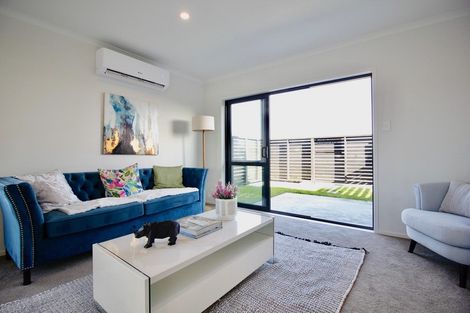 Photo of property in 28a Biplane Street, Takanini, 2112