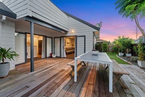 Photo of property in 2/8 Phillip Parade, Forrest Hill, Auckland, 0620
