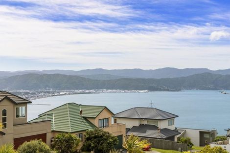 Photo of property in 10 Bennett Grove, Newlands, Wellington, 6037
