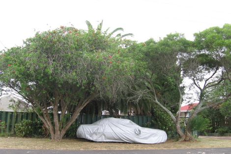 Photo of property in 1/13 Tiri Tiri Road, Birkdale, Auckland, 0626