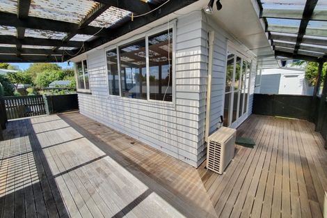 Photo of property in 6 Ozich Avenue, Te Atatu South, Auckland, 0610