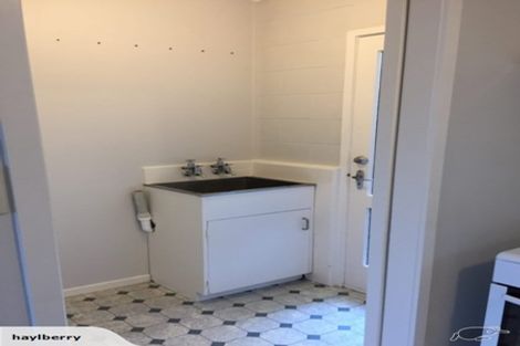 Photo of property in 2/12 Ayton Drive, Totara Vale, Auckland, 0629