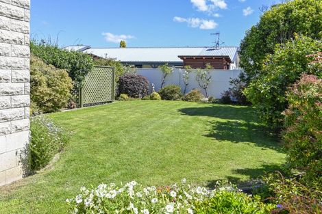 Photo of property in 15 Deakin Place, Clive, 4102
