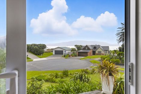 Photo of property in 9 Waiheke Street, Waikanae Beach, Waikanae, 5036