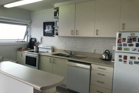 Photo of property in Seaview Apartments, 8/64 Milford Road, Milford, Auckland, 0620