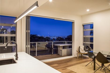 Photo of property in 8c Huka Road, Birkenhead, Auckland, 0626