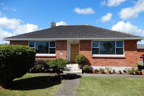 Photo of property in 2 Robbins Crescent, Hawera, 4610