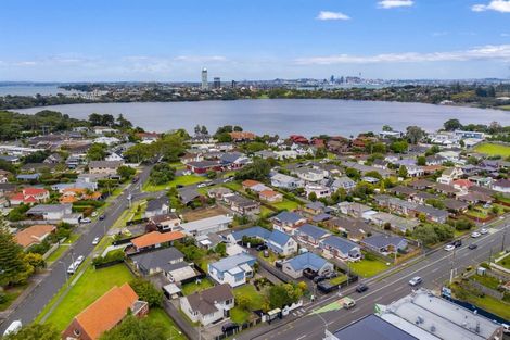 Photo of property in 1/6 Shakespeare Road, Milford, Auckland, 0620
