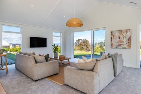 Photo of property in 5 Lens Way, Acacia Bay, Taupo, 3385