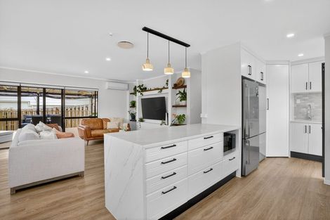 Photo of property in 17 Topliss Drive, Northcross, Auckland, 0632