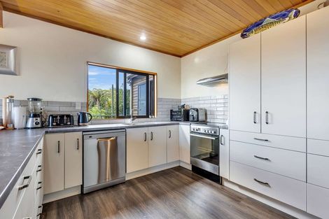 Photo of property in 18 Bay View Road, Cable Bay, 0420