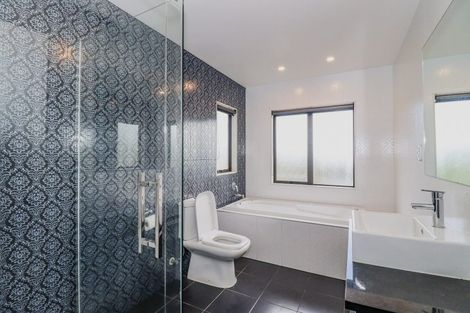 Photo of property in 16 Kinmont Rise, East Tamaki Heights, Auckland, 2016