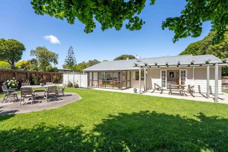 Photo of property in 16 Iti Grove, Waikanae, 5036