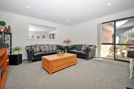 Photo of property in 17 Dumas Place, Rosehill, Papakura, 2113