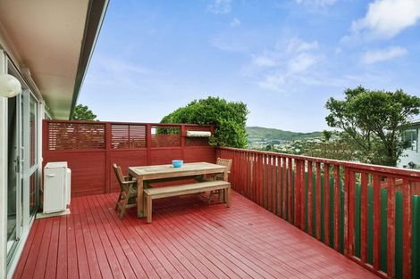 Photo of property in 27a Chetwode Grove, Newlands, Wellington, 6037