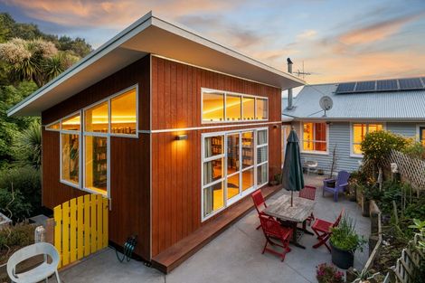 Photo of property in 46 Cornwall Road, Lyttelton, 8082