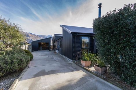 Photo of property in 2 Alpha Close, Wanaka, 9305