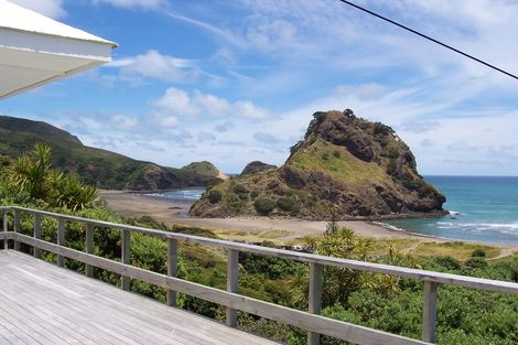 Photo of property in 44 Garden Road, Piha, New Lynn, 0772
