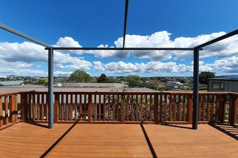Photo of property in 3/104 East Coast Road, Forrest Hill, Auckland, 0620