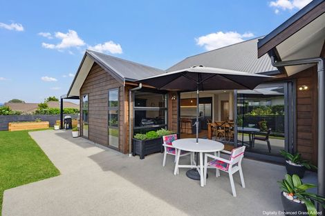 Photo of property in 10 Topping Place, Whitianga, 3510