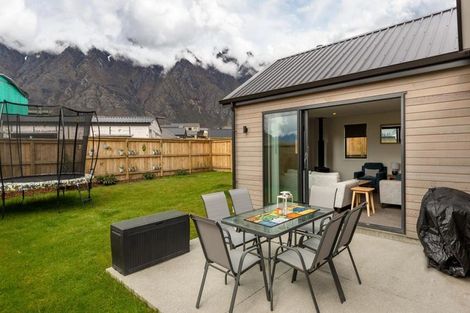 Photo of property in 33 Drysdale Road, Jacks Point, 9371