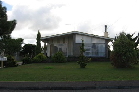 Photo of property in 70 Gloria Avenue, Te Atatu Peninsula, Auckland, 0610