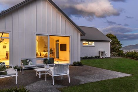 Photo of property in 5 Lens Way, Acacia Bay, Taupo, 3385