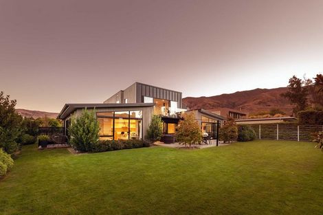 Photo of property in 5 Jessies Crescent, Wanaka, 9305