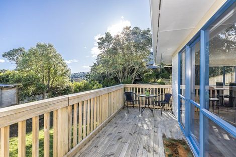 Photo of property in 49a Lyndfield Lane, Newlands, Wellington, 6037