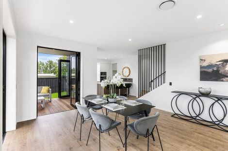 Photo of property in 1 The Crest, Sunnyhills, 2010