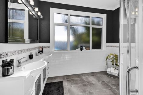 Photo of property in 330 South Road, Hawera, 4610