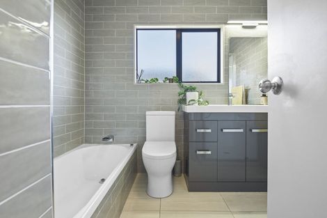 Photo of property in 1/66 Browns Bay Road, Rothesay Bay, Auckland, 0630