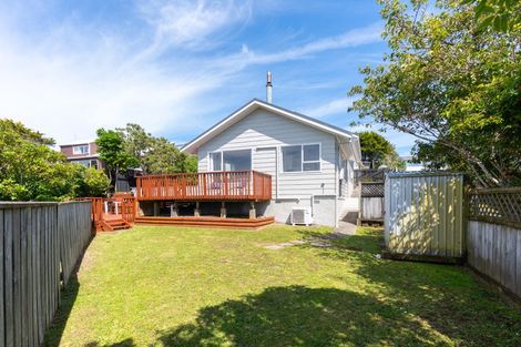 Photo of property in 8 Fitzpatrick Street, Newlands, Wellington, 6037