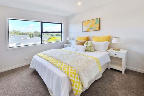 Photo of property in 952b East Coast Road, Northcross, Auckland, 0632