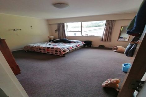Photo of property in 32 Glanmire Road, Newlands, Wellington, 6037