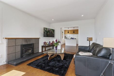 Photo of property in 4 Longfellow Parade, Glen Eden, Auckland, 0604