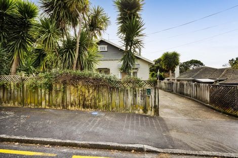 Photo of property in 27 Bonithon Avenue, Moturoa, New Plymouth, 4310